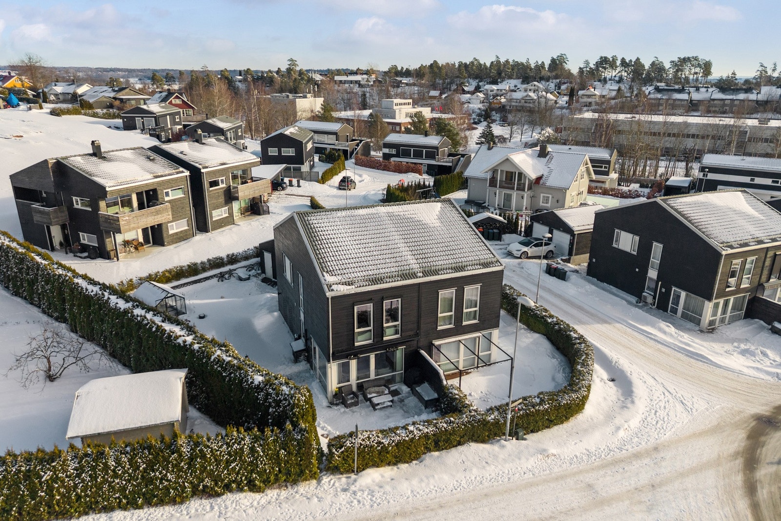 Halvpart av vertikaldelt tomannsbolig fra 2019 med bruksareal på ca. 99 m² fordelt over to etasjer. Galleribilde