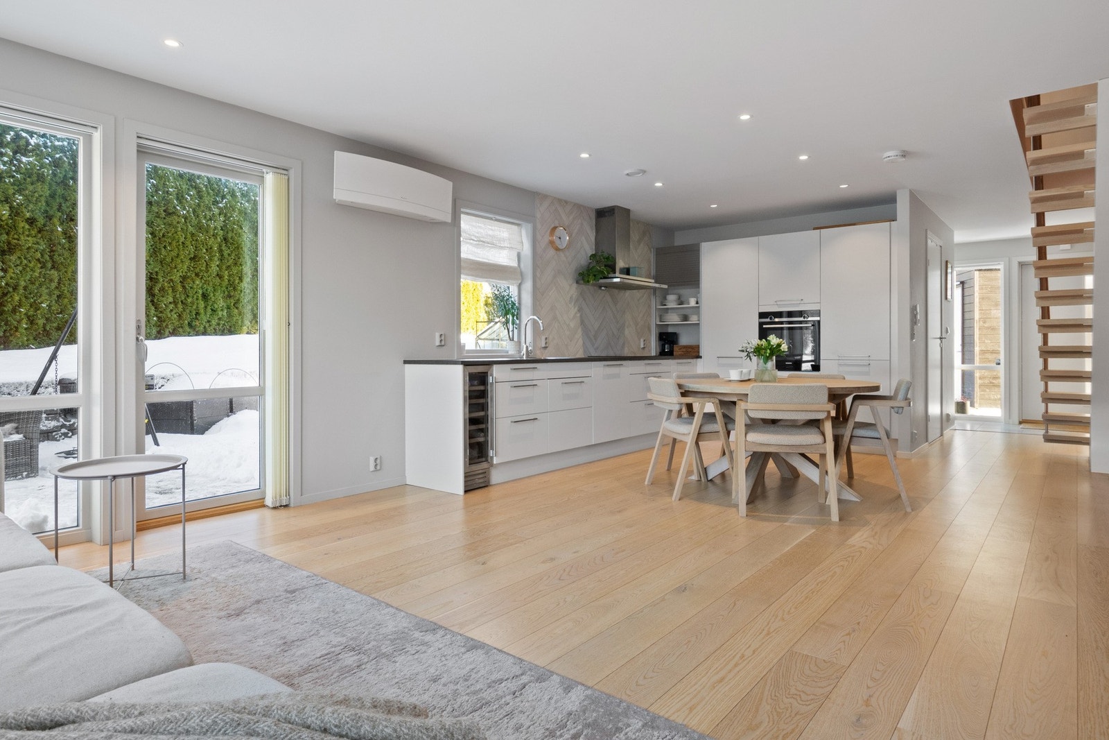 Kjøkkenet har innredning med slette fronter, laminat benkeplate og hvitevarer som kjøleskap/frys, oppvaskmaskin, stekeovn, platetopp og vinskap. Galleribilde