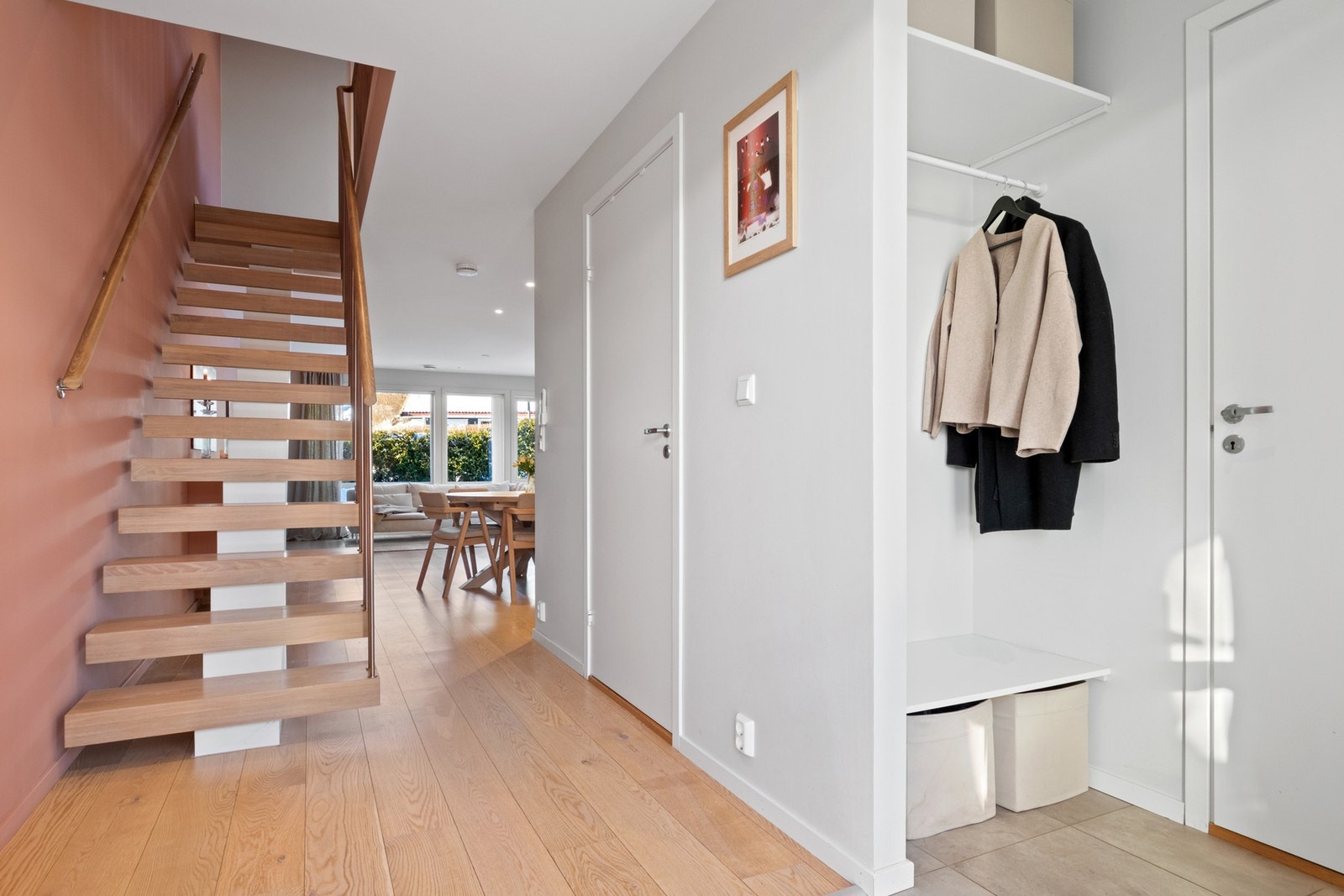 Entré/hall ligger i 1. etasje med trappeforbindelse til boligens øvrige etasje. Galleribilde