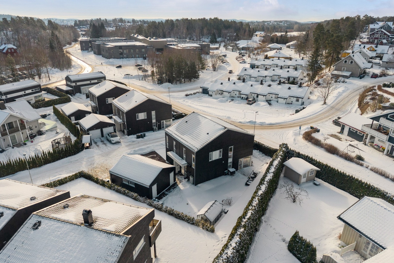 Boligen ligger fint til i et etablert boligområde med villabebyggelse. Galleribilde