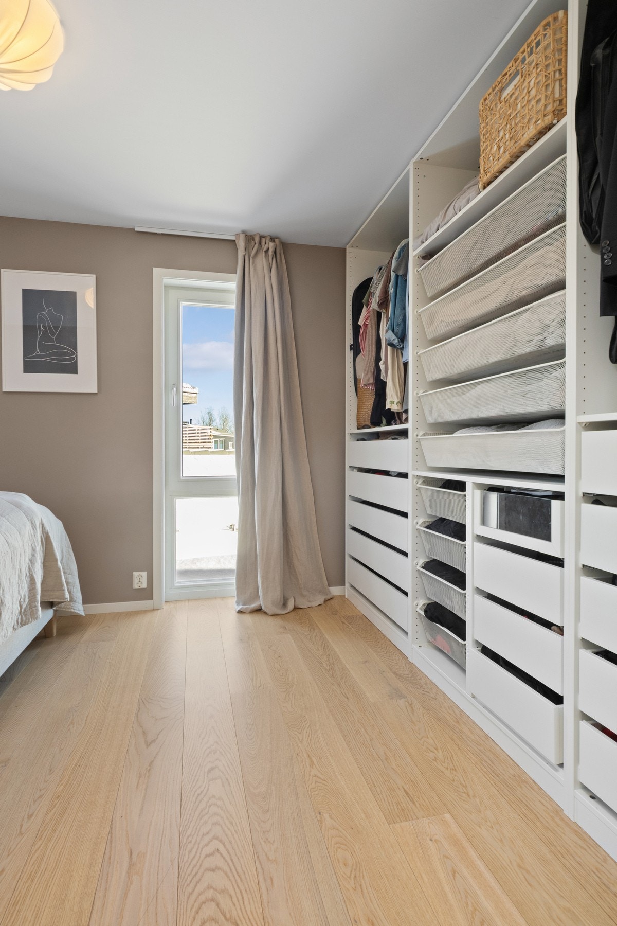 Det er godt med garderobeplass i åpen garderobe på hovedsoverom. Galleribilde