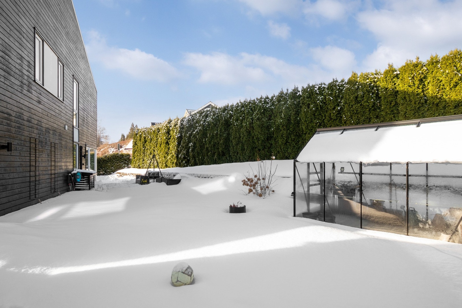 På eiendommen står det også et drivhus på ca. 5,8 m². Galleribilde