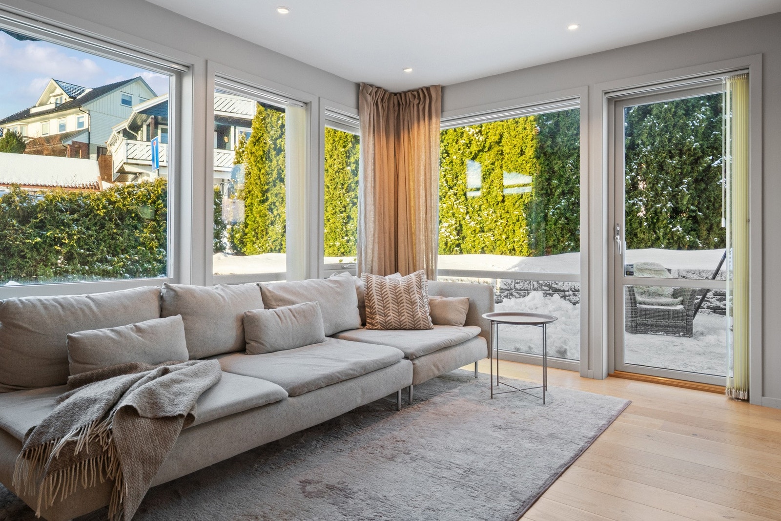 Fra stuen er det utgang til terrasse. Galleribilde