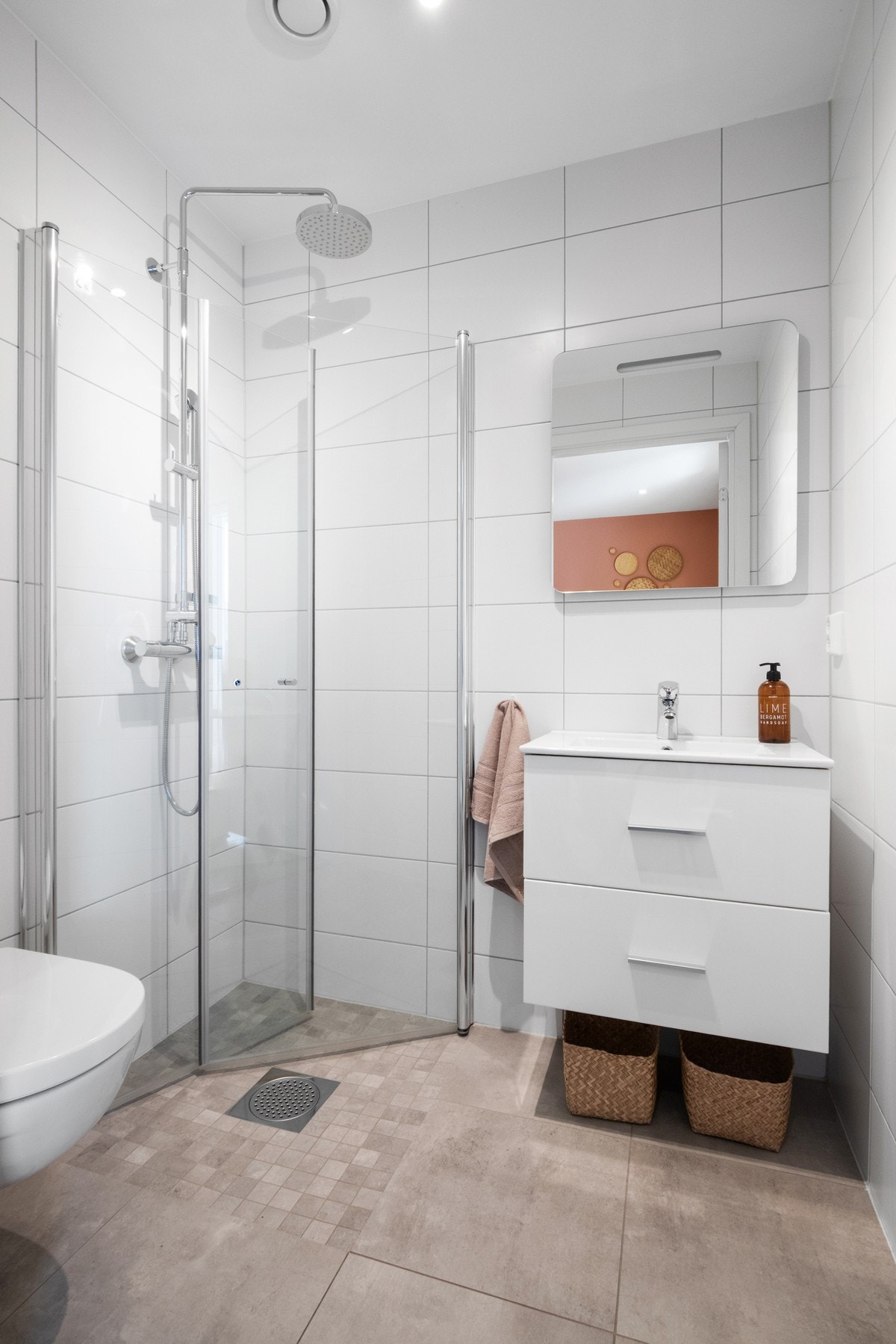 Badet i 1. etasje er innredet med servant, dusj med glassdører og veggmontert toalett. Galleribilde