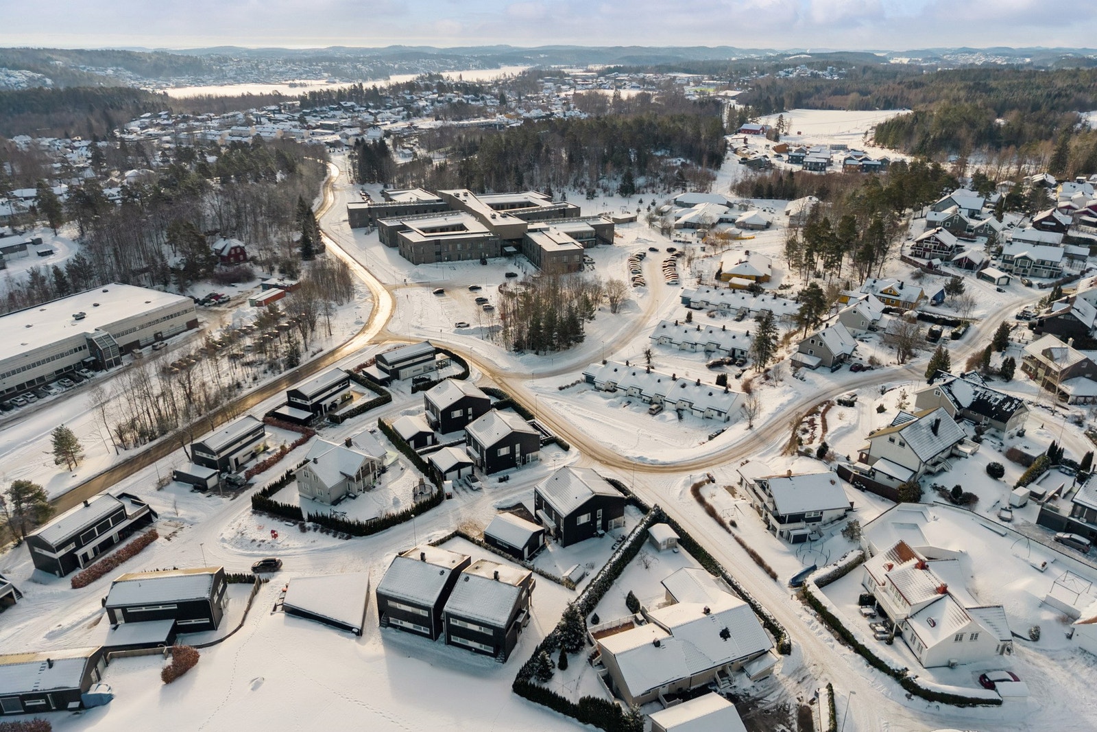 Boligen har en rolig, attraktiv beliggenhet i Bjellandåsen. Galleribilde