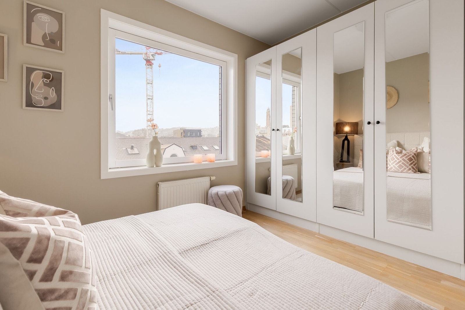 Soverom med masse skapplass Galleribilde