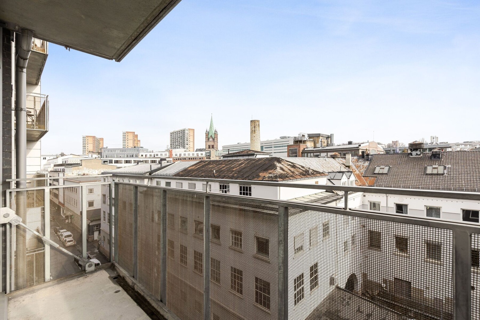 Privat balkong på ca. 4 kvm, med utgang fra stuen - Felles takterrasse i tillegg Galleribilde