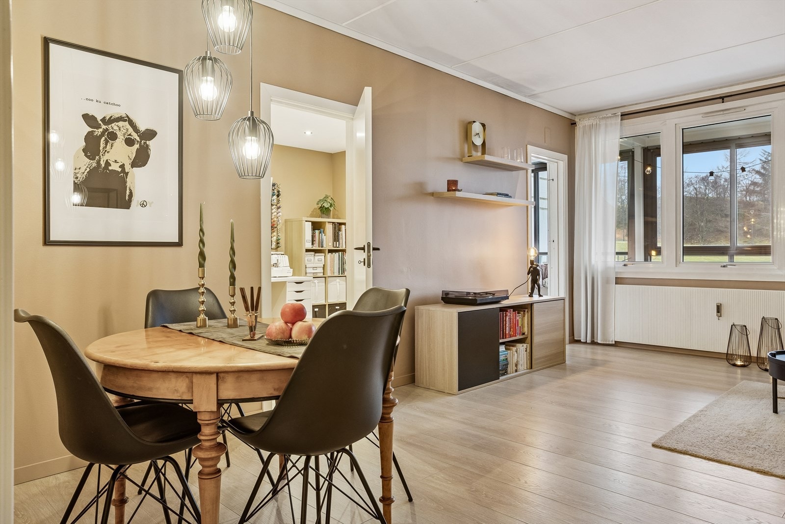 Hjertelig velkommen til Gerhard Grans vei 25. Fra stuen er det direkte utgang til den store, innglassede balkongen. Galleribilde