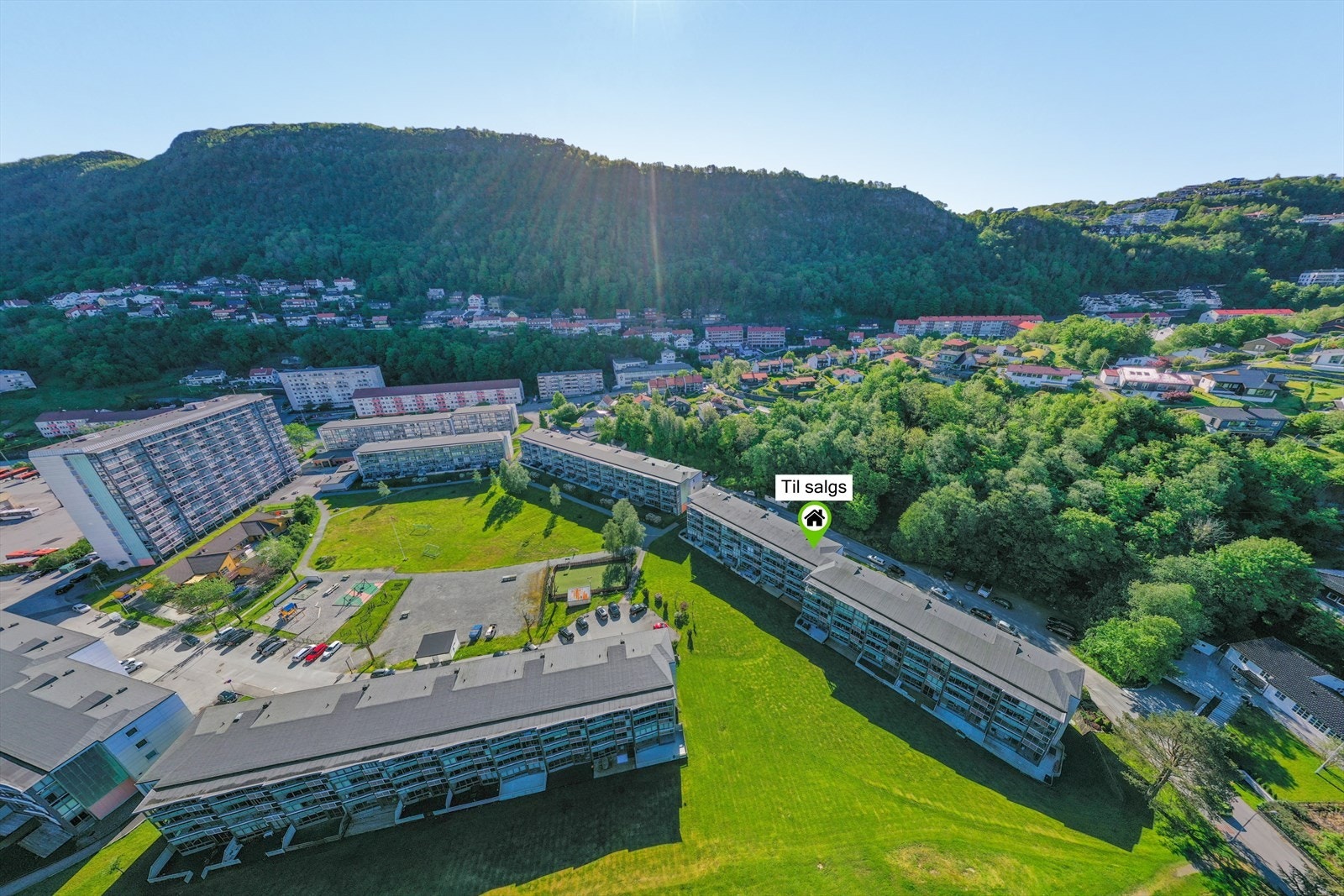 Boligen ligger i et rolig og veletablert nabolag med umiddelbar tilgang til grønne turområder, buss og gangavstand til bybane på Sletten. Galleribilde