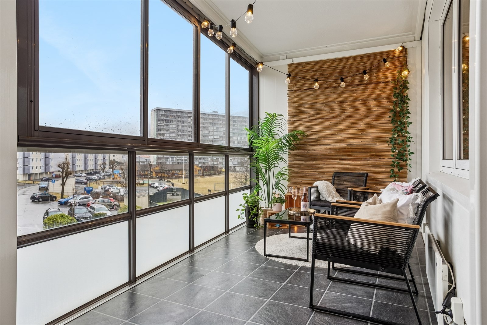 Den store, innglassede balkongen på 17,5 m² fungerer som et ekstra oppholdsrom store deler av året. Galleribilde