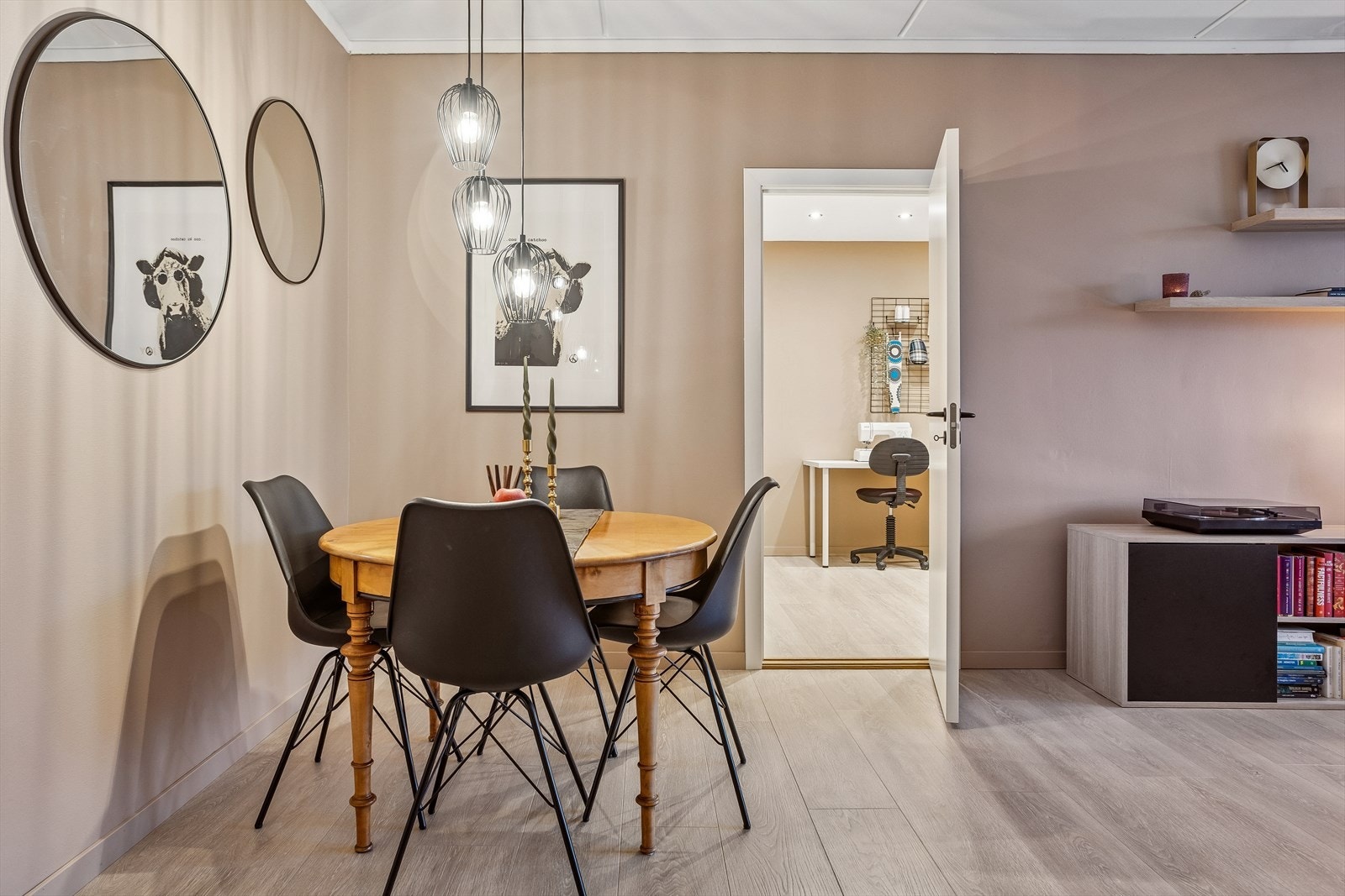 Gjennomgående gulv i stue og gang skaper en helhetlig atmosfære. Galleribilde