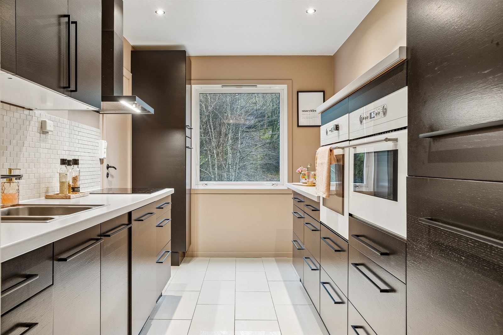 Separat kjøkken med integrert induksjonstopp, stekeovn, mikrobølgeovn og oppvaskmaskin. Galleribilde