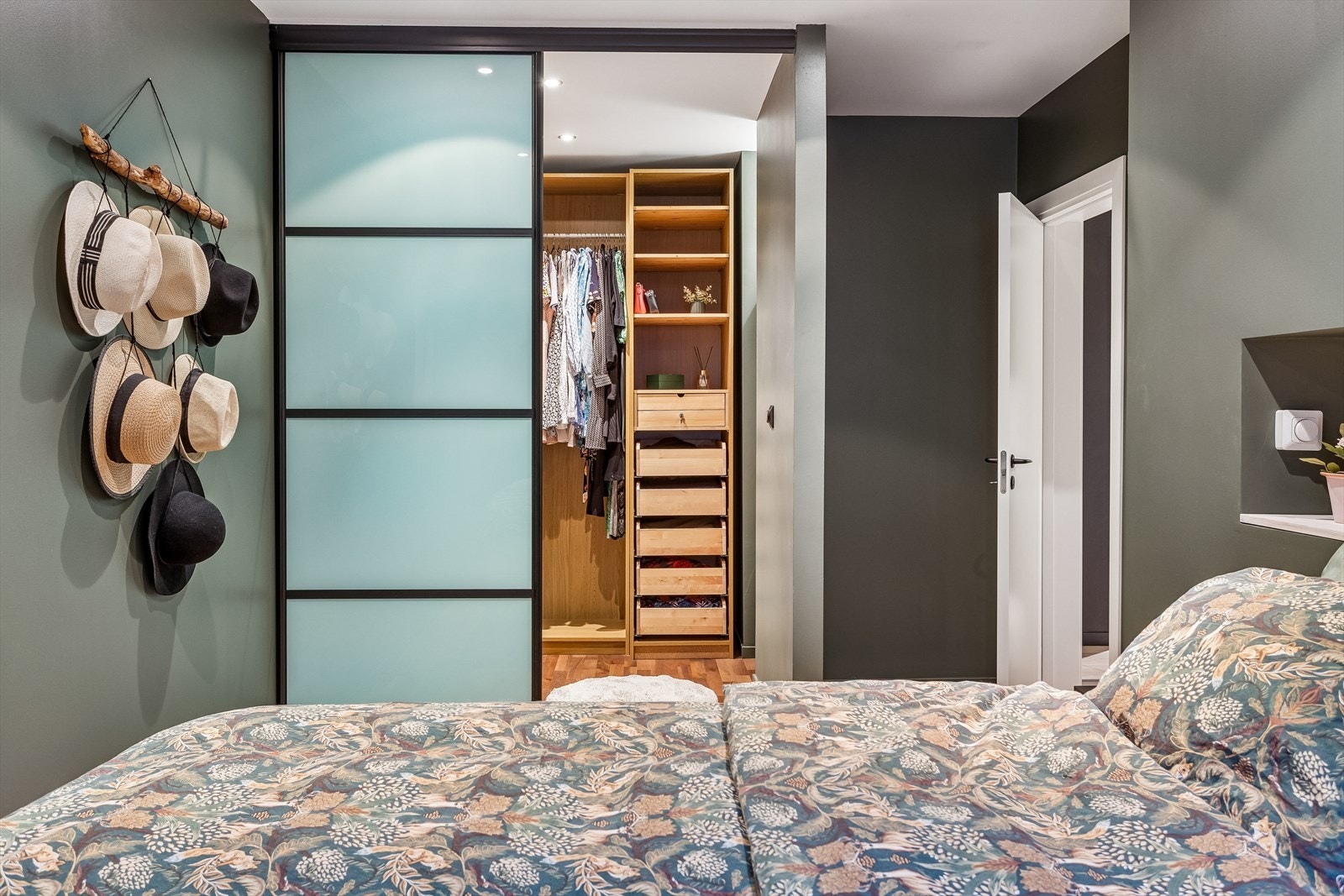 Skyvedører med frostet glass gir en elegant adskillelse til garderoben. Galleribilde