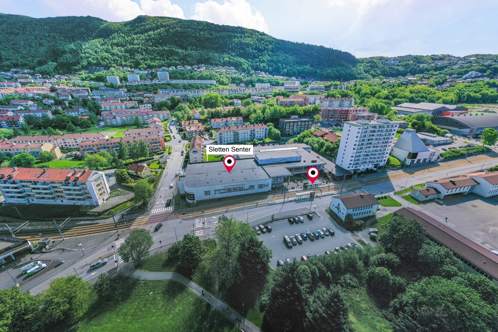 Det er kort vei til Sletten senter med et godt utvalg butikker og servicetilbud. Galleribilde