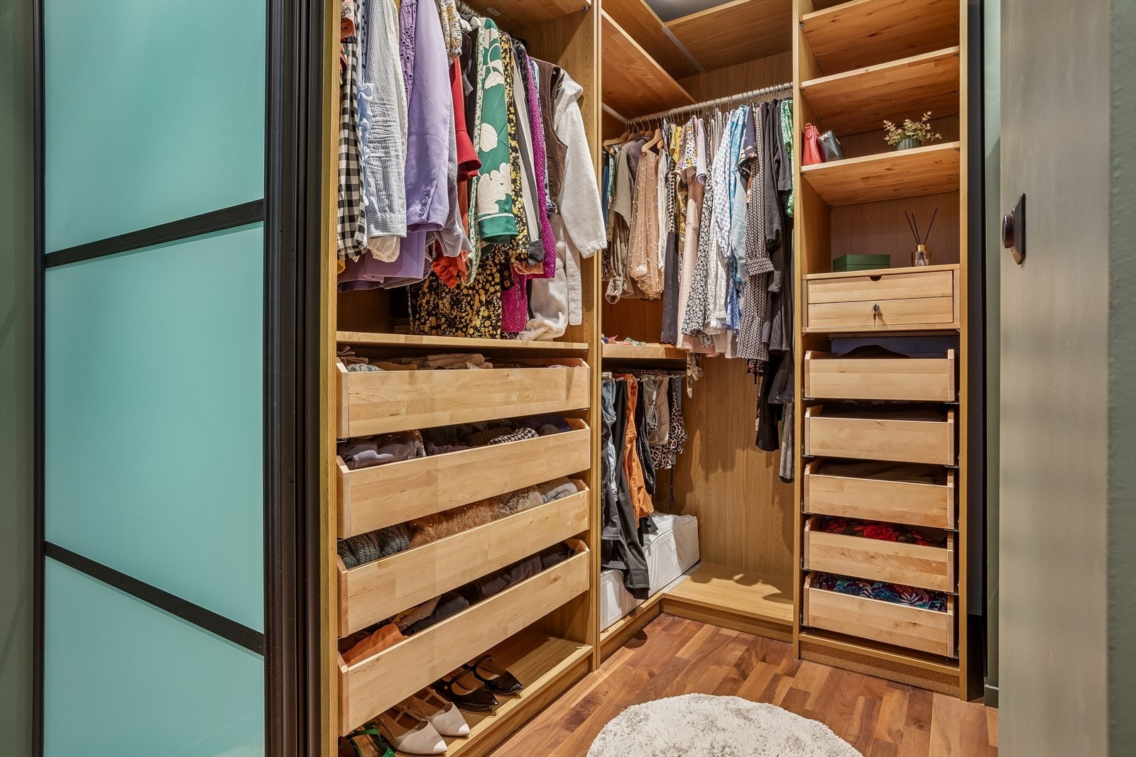 Garderobeløsningen gir rikelig med plass til oppbevaring av klær og sko. Galleribilde