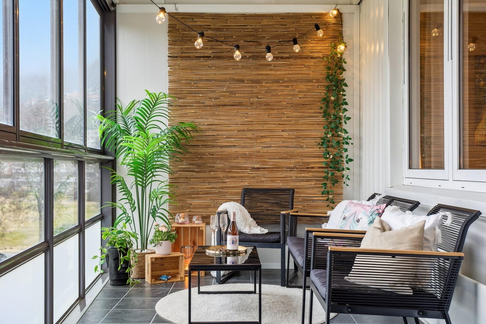 En fantastisk forlengelse av stuen. Nyt dagene her ute. Balkongen har også en praktisk, integrert bod for ekstra lagringsplass. Galleribilde