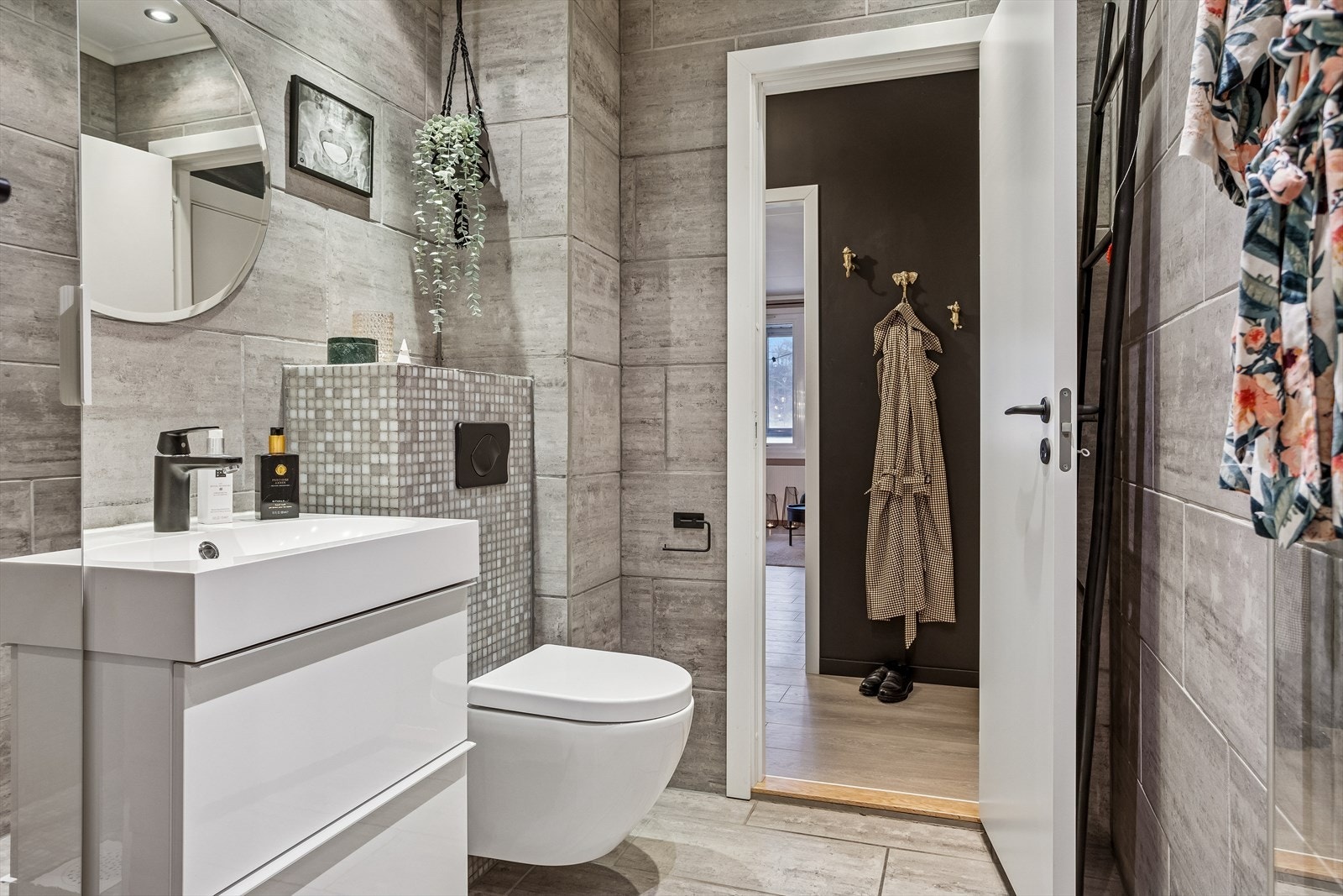 Badet har vegghengt toalett og servant med skuffer, begge deler fornyet i 2021. Galleribilde