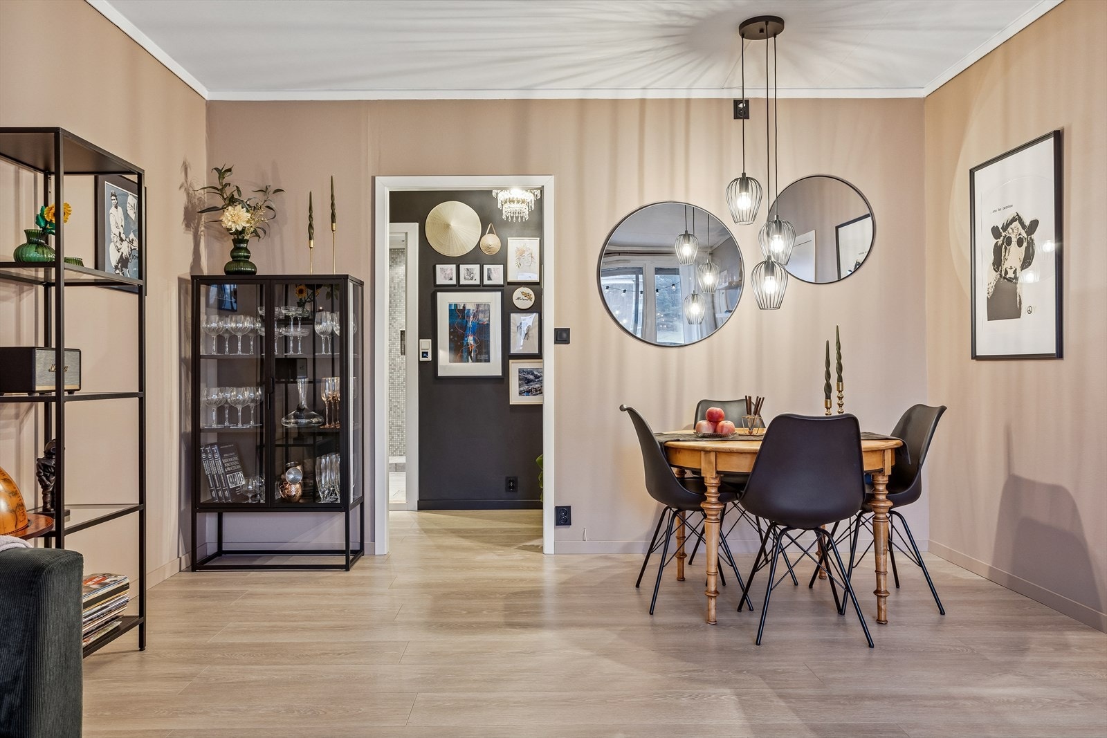 Her er det en naturlig plassering for en egen spisesone i tilknytning til stuen. Galleribilde