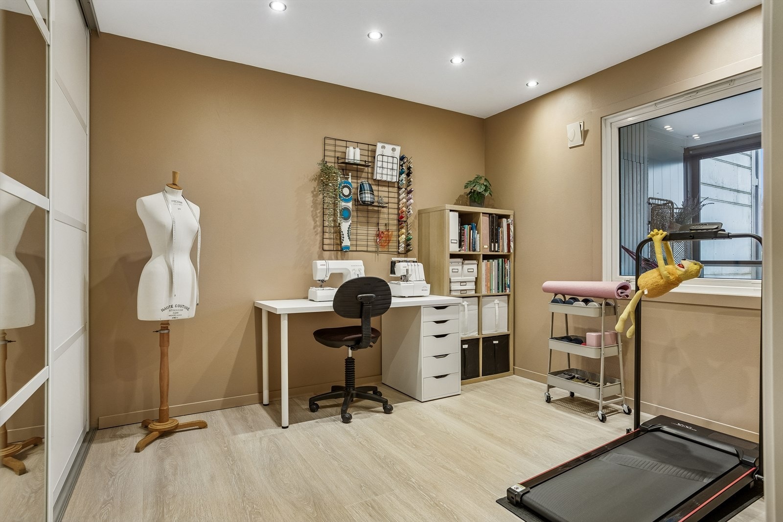 Dette rommet fikk nytt laminatgulv i 2022 og har en god størrelse på 11,7 m². Galleribilde