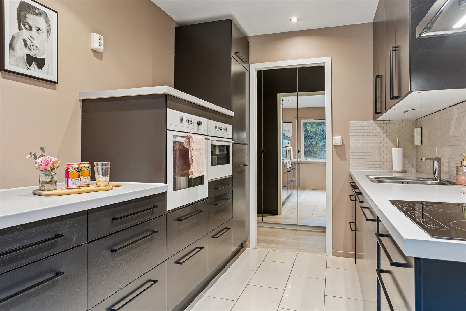 Kjøkkenet ble oppgradert med nye overskap og ny ventilator i 2023. Galleribilde