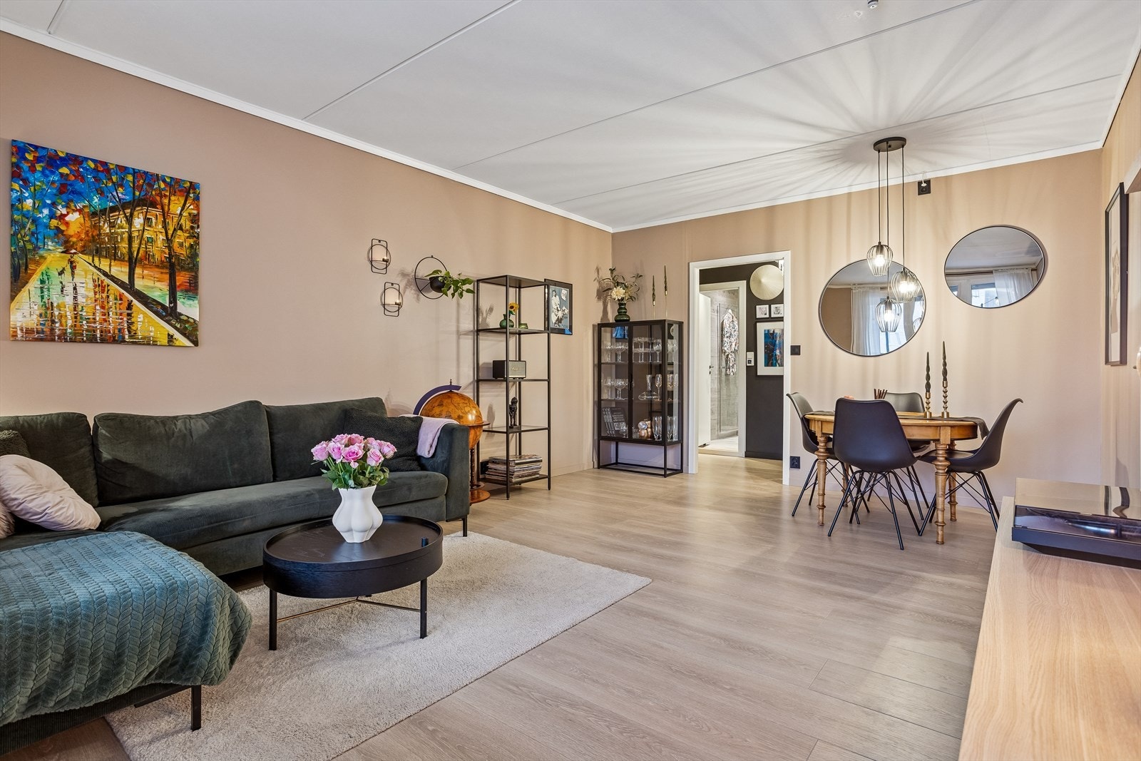 Stuen er et sentralt rom med god plass til både sofagruppe og spisebord. Galleribilde