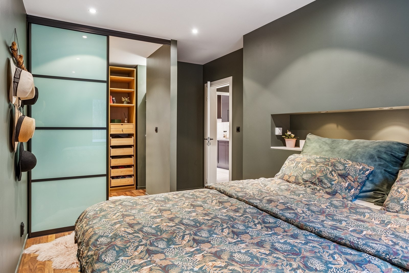 Hovedsoverommet har en stor og praktisk walk-in-garderobe. Galleribilde