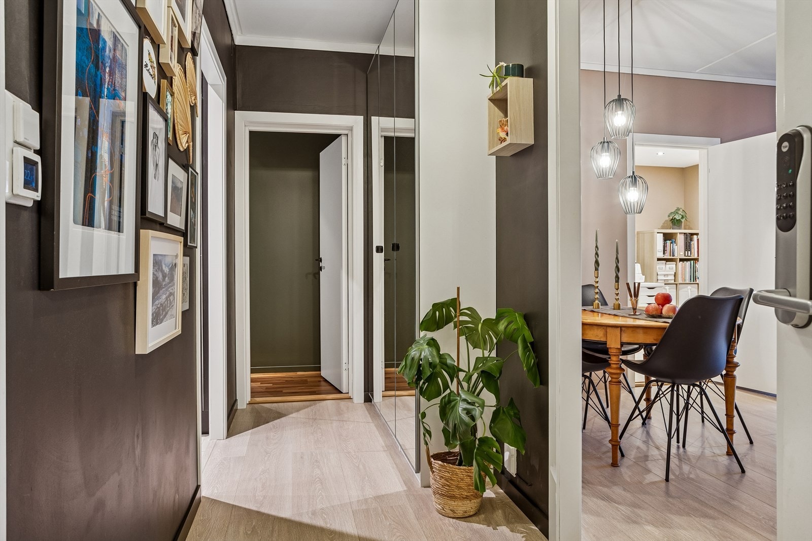 Gangen binder leilighetens soner sammen og har, i likhet med stuen, laminatgulv lagt i 2022. Galleribilde