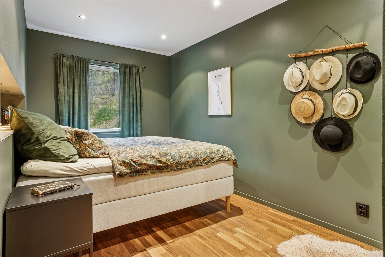 Leiligheten har to gode soverom, hvorav hovedsoverommet er på 17 m². Galleribilde