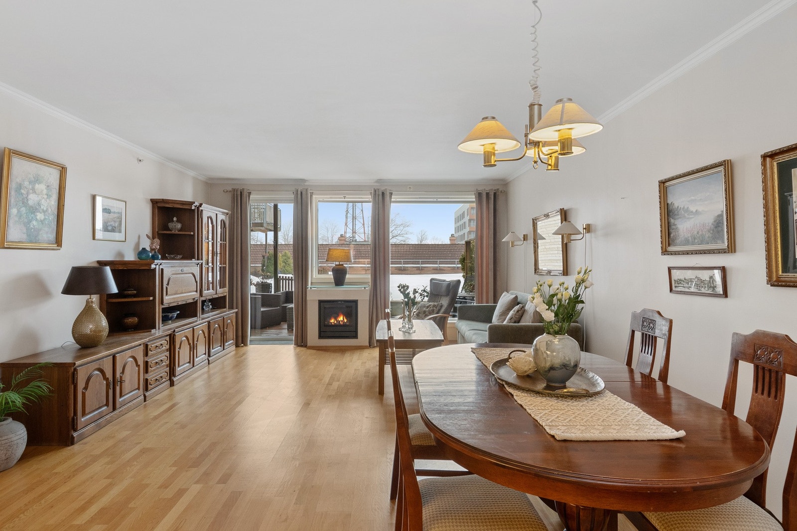 Boligen har gasspeis med utblåsning/røykløp på vegg mot terrassen. Galleribilde