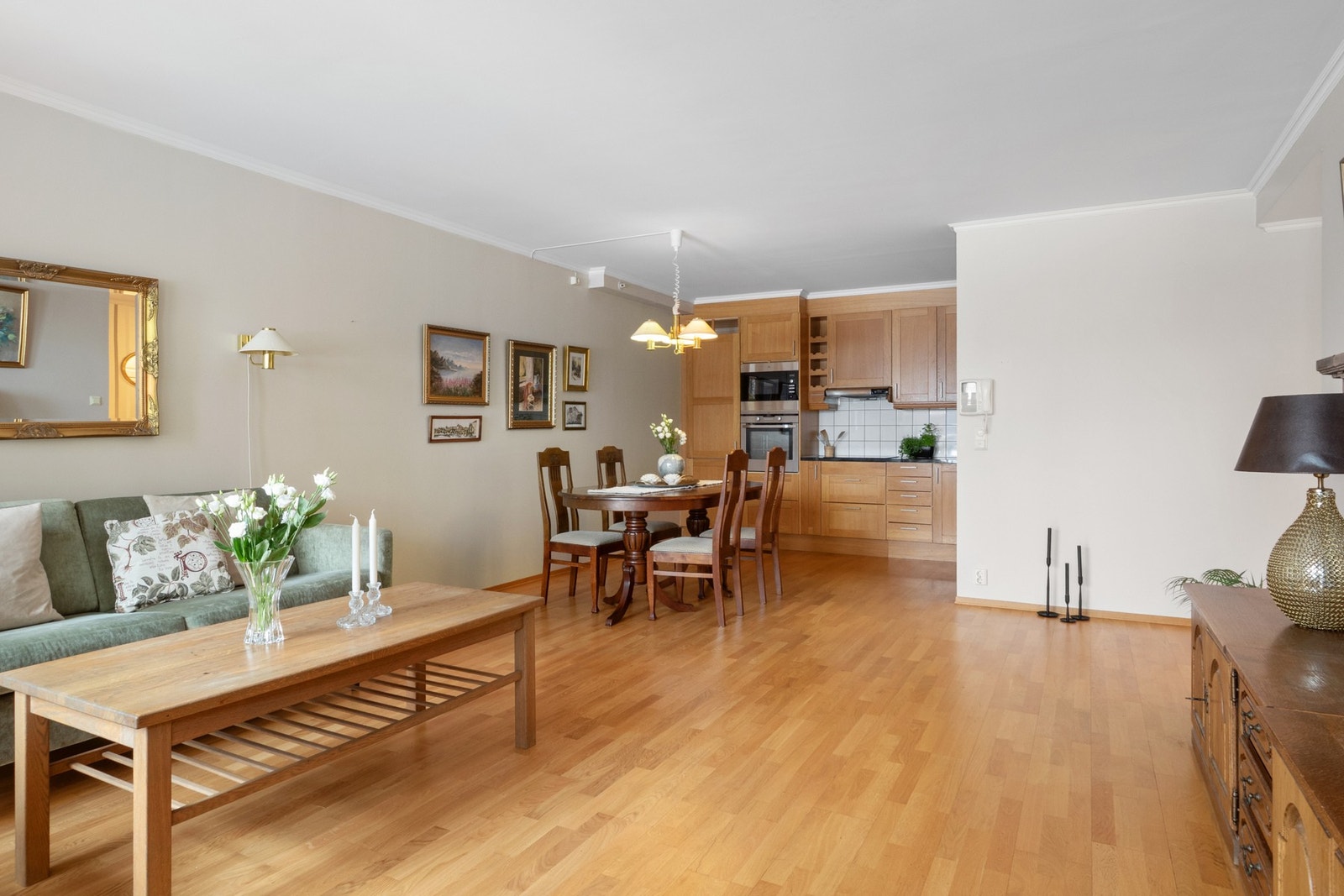 Stuerommet har åpen løsning til både spisestue og kjøkken. Galleribilde