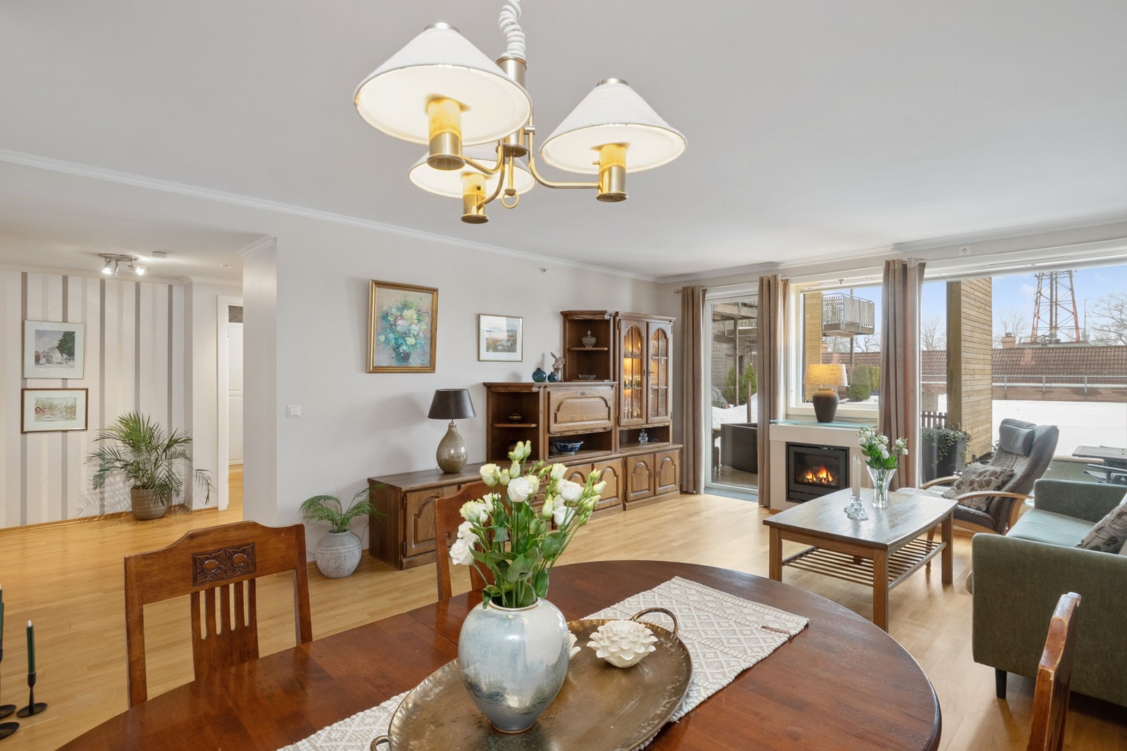 Stue og kjøkken har parkett på gulv med varmefolie i stue/kjøkken. Veggene har malte plater og tapet, og taket har malte plater. Galleribilde