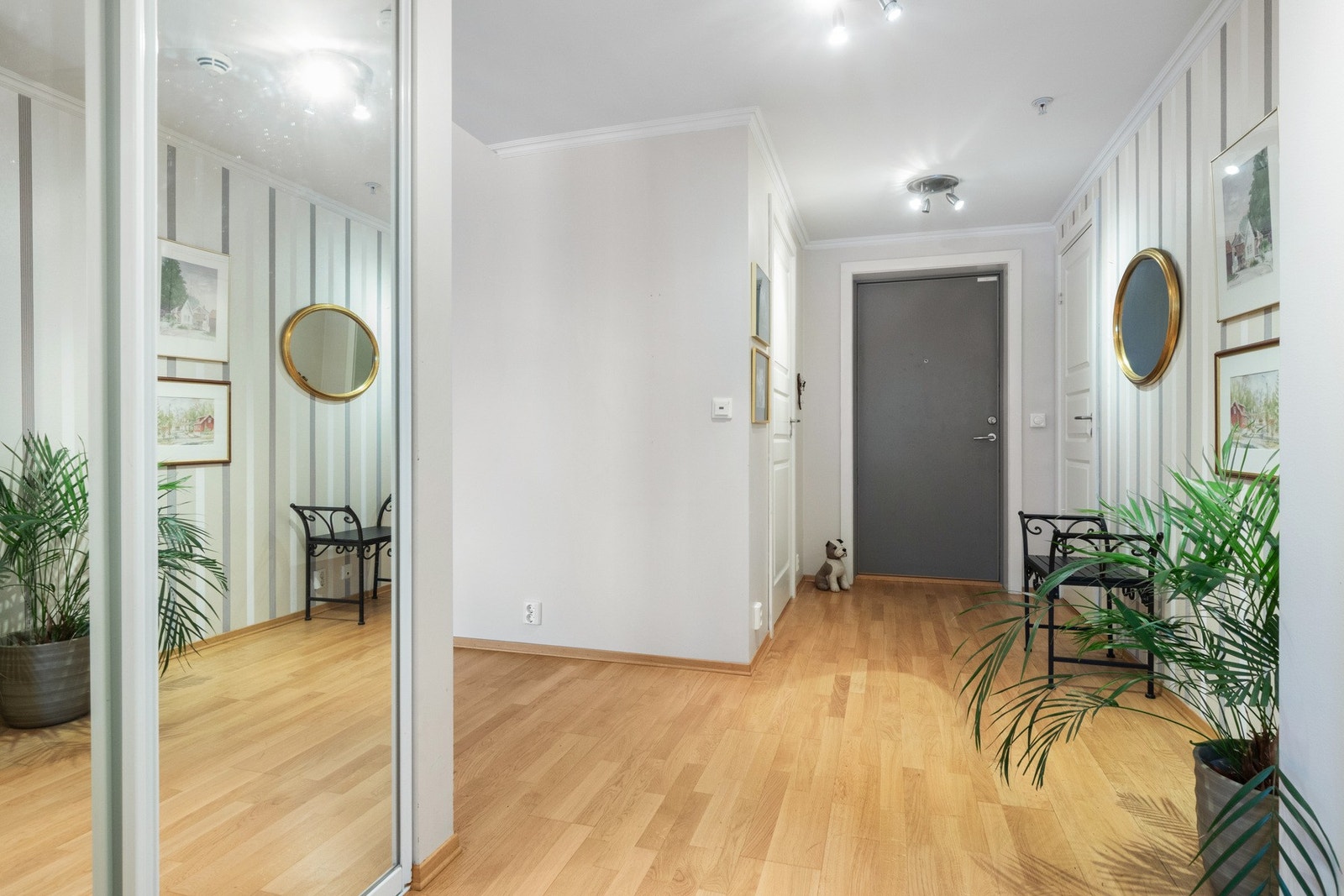 Entréen har gulv med parkett og varmefolie. Veggene har malte plater og tapet, og taket har malte plater. Galleribilde