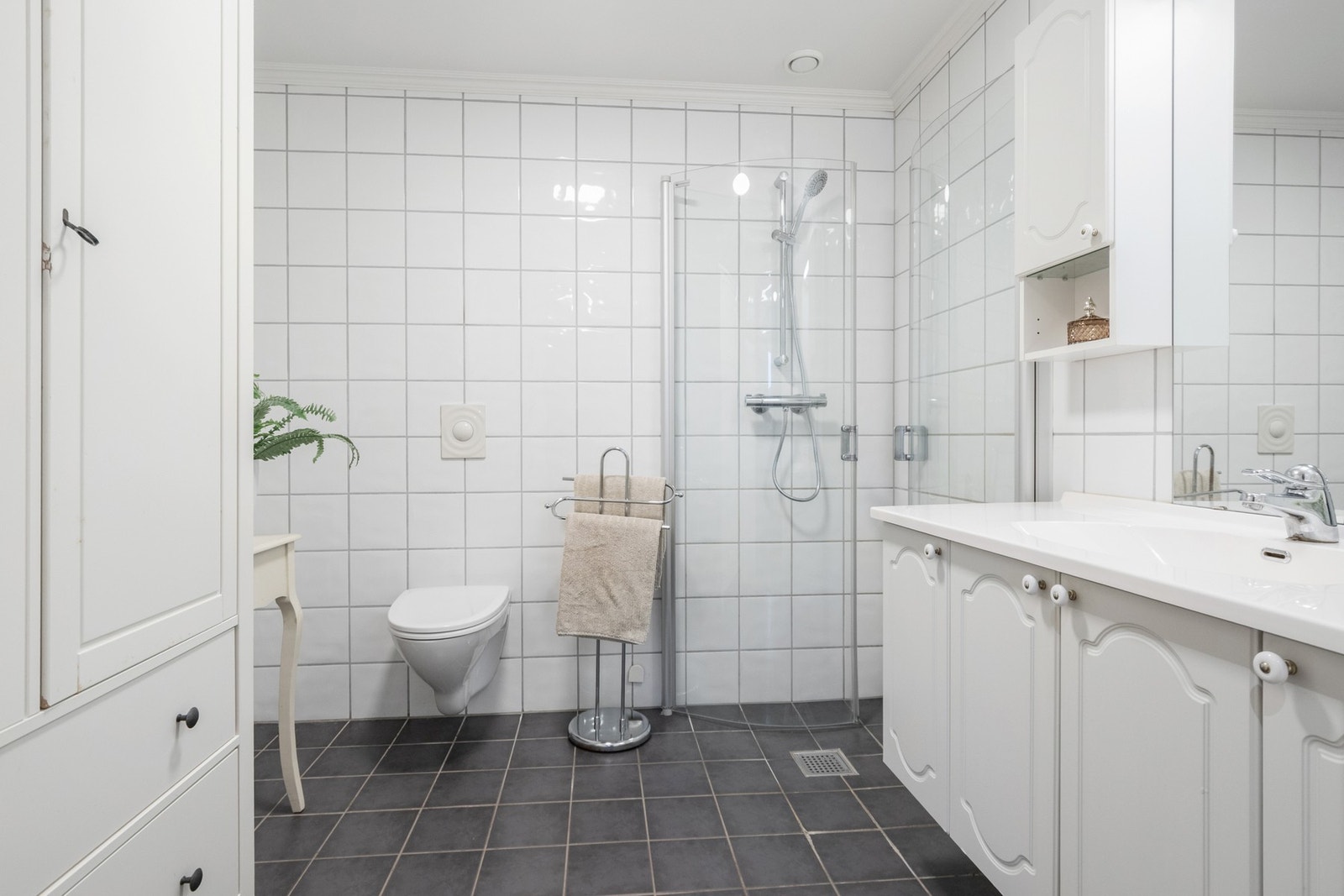 Badet har flislagte vegger med smøremembran, flislagt gulv med elektriske varmekabler og malt tak. Galleribilde