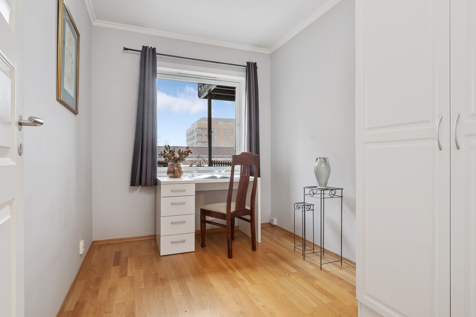 Boligens andre soverom er litt mindre enn det første, men det egner seg utrolig godt som kontorrom også. Galleribilde