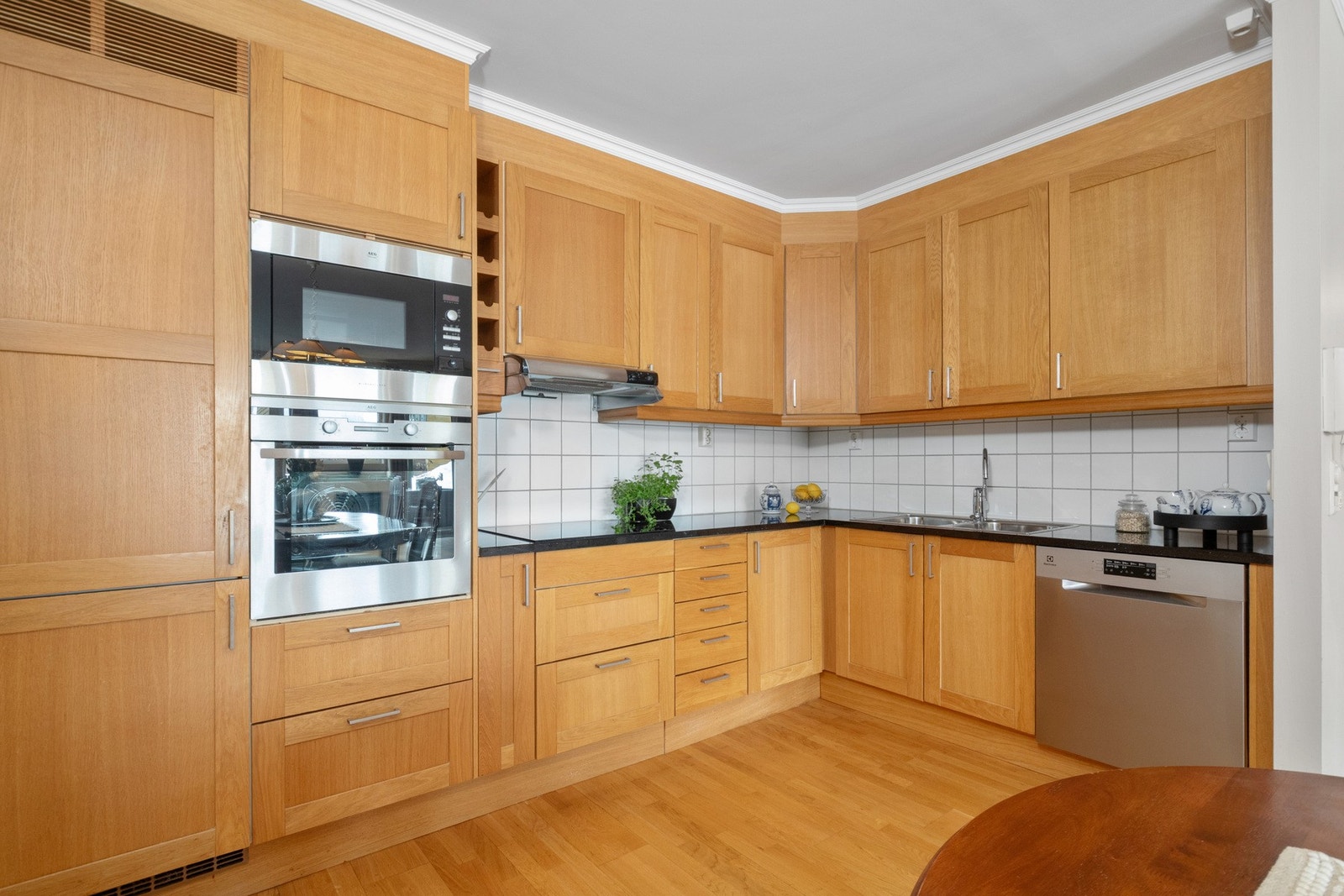 Du får rikelig med oppbevaringsplass og gode arbeidsflater. Galleribilde