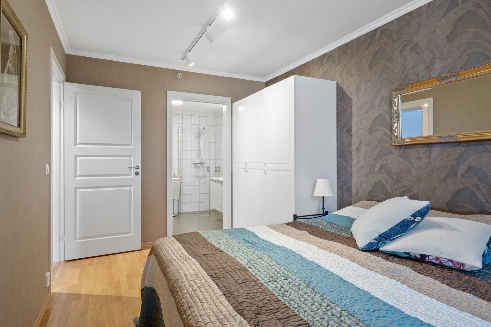 Dette soverommet har også inngang til eget bad. Galleribilde