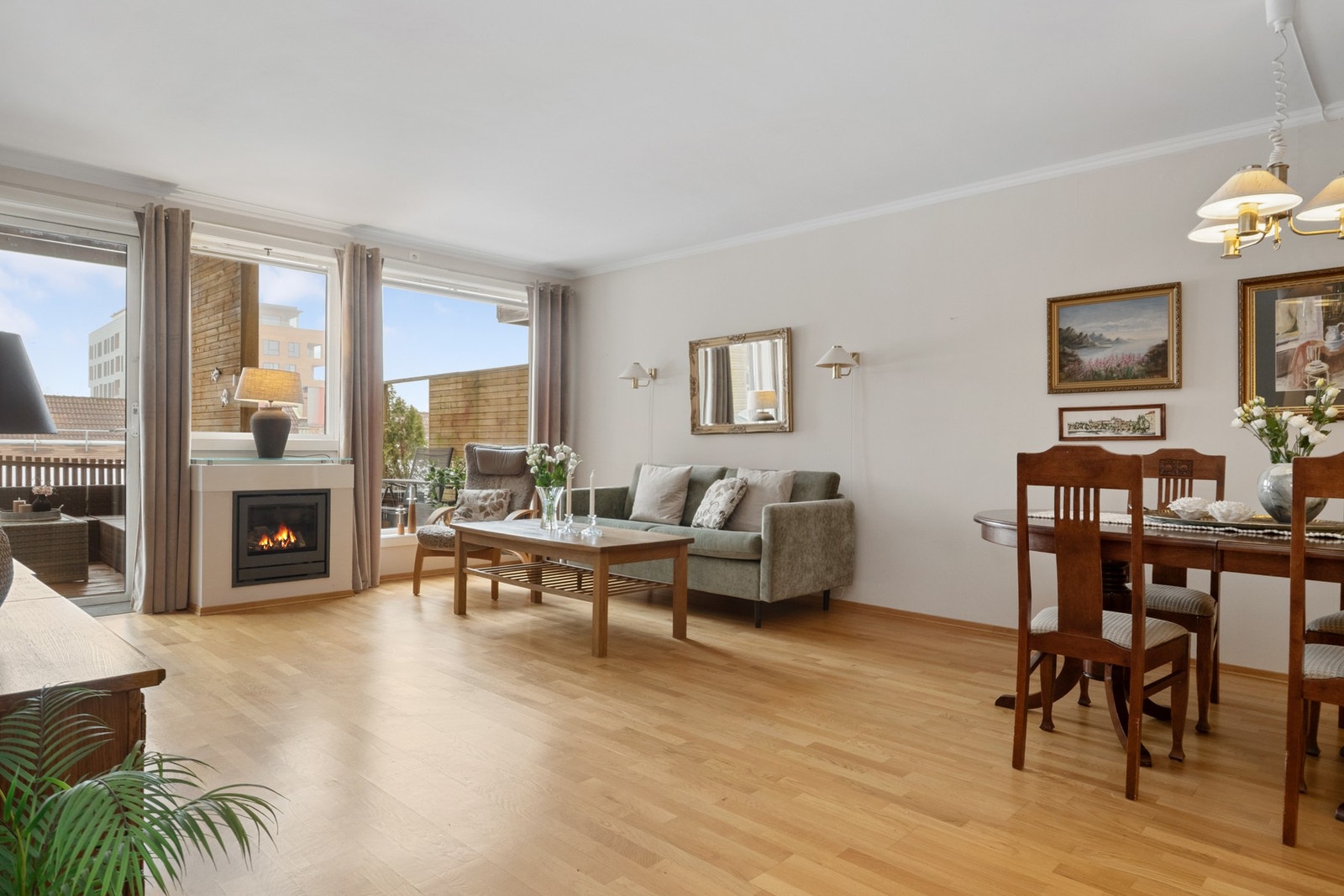 Romslig stue med god plass til sofa og stuebord. Galleribilde