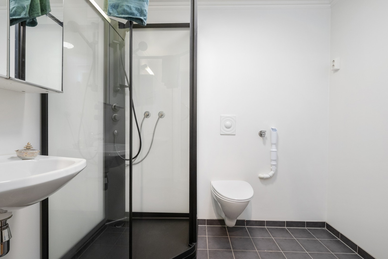 Bad/vaskerom er fra 2007. Rommet har flislagt gulv med elektriske varmekabler og malte vegger på gipsplater med malt tak. Det er mekanisk avtrekk i rommet. Galleribilde