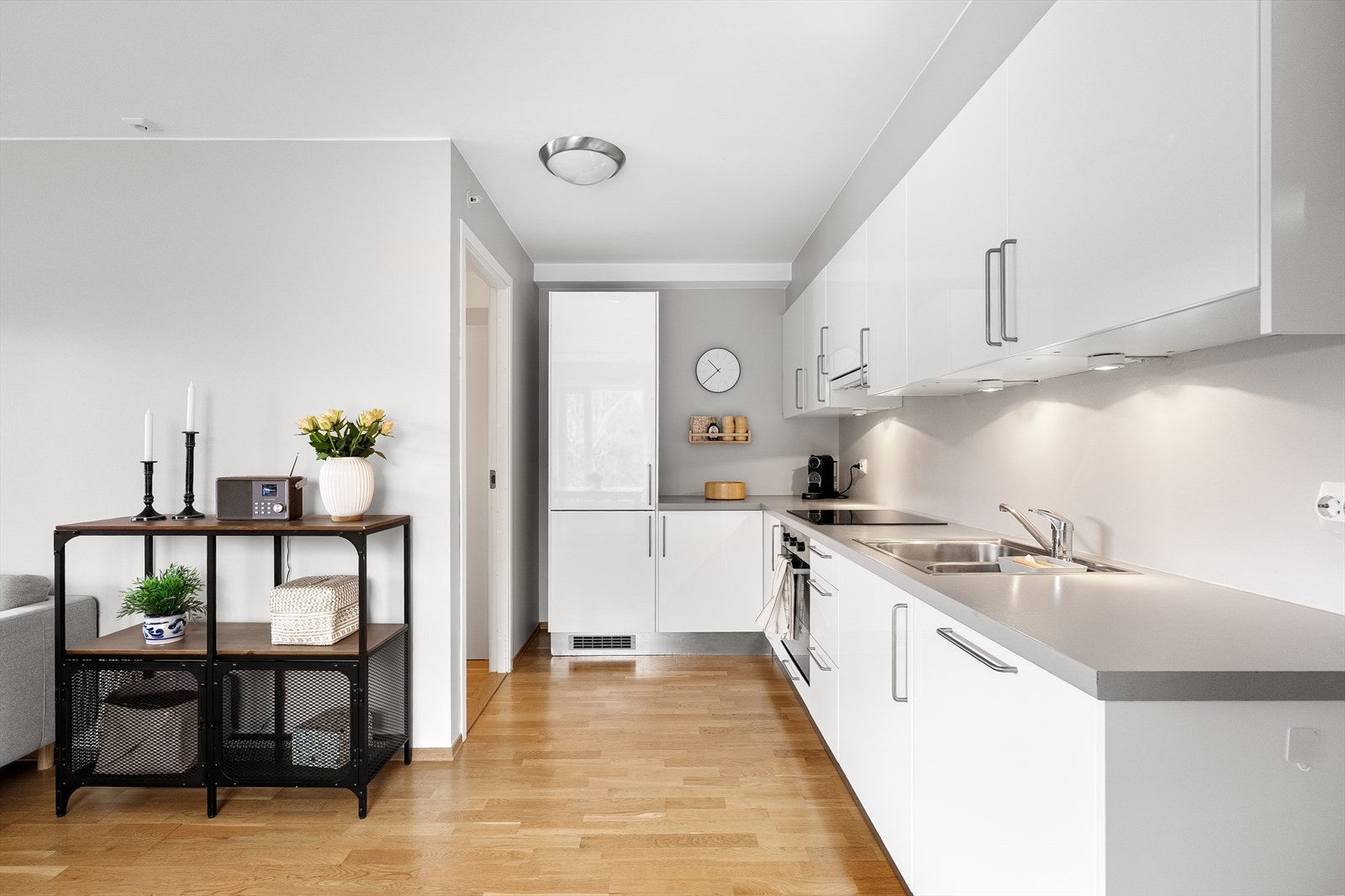 Flott kjøkken med lyse, slette fronter og rikelig med skap- og benkplass. Leiligheten har en av de mer attraktive planløsningene i bygget. Galleribilde