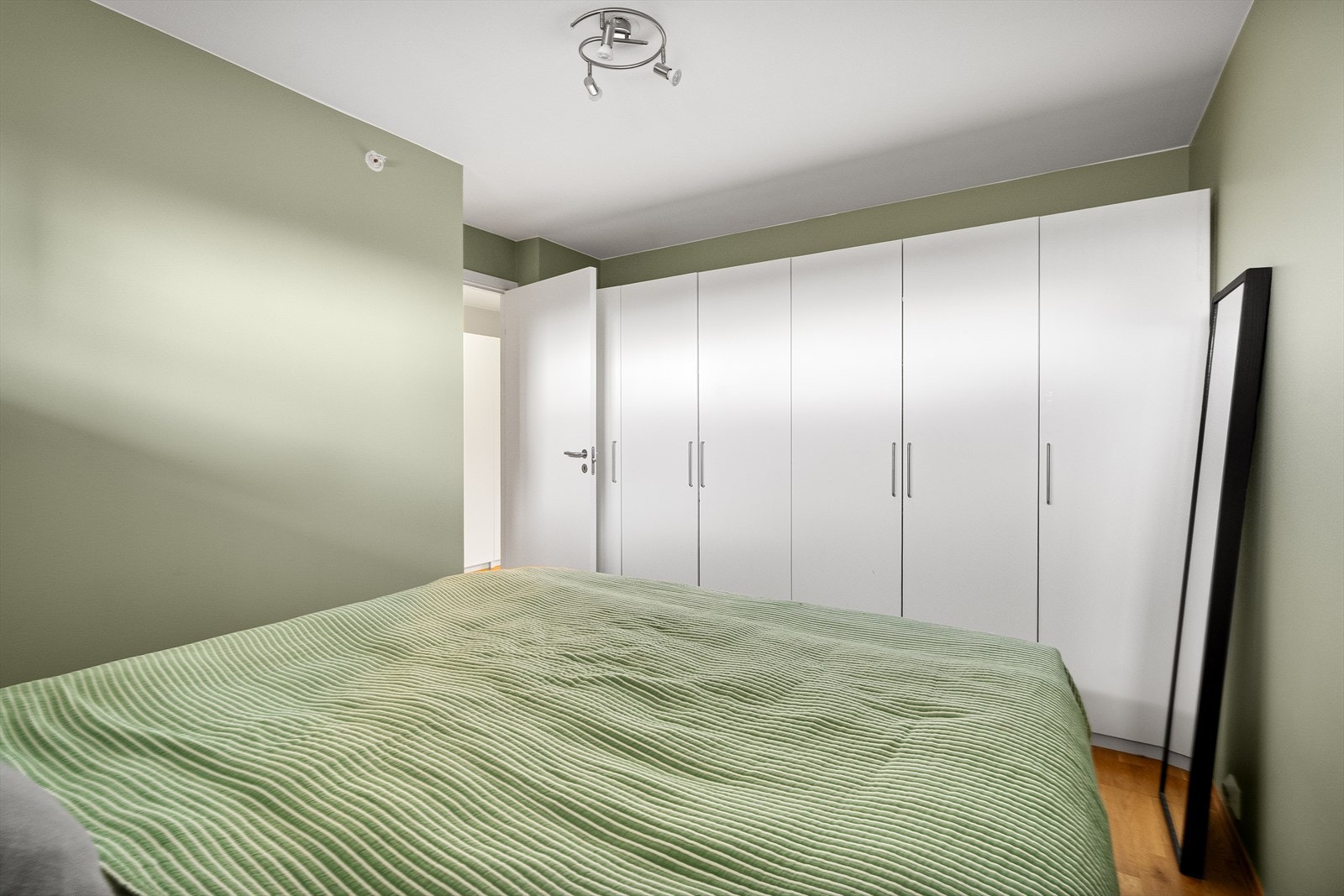 God oppbevaringsplass i romslig garderobeløsning. Galleribilde