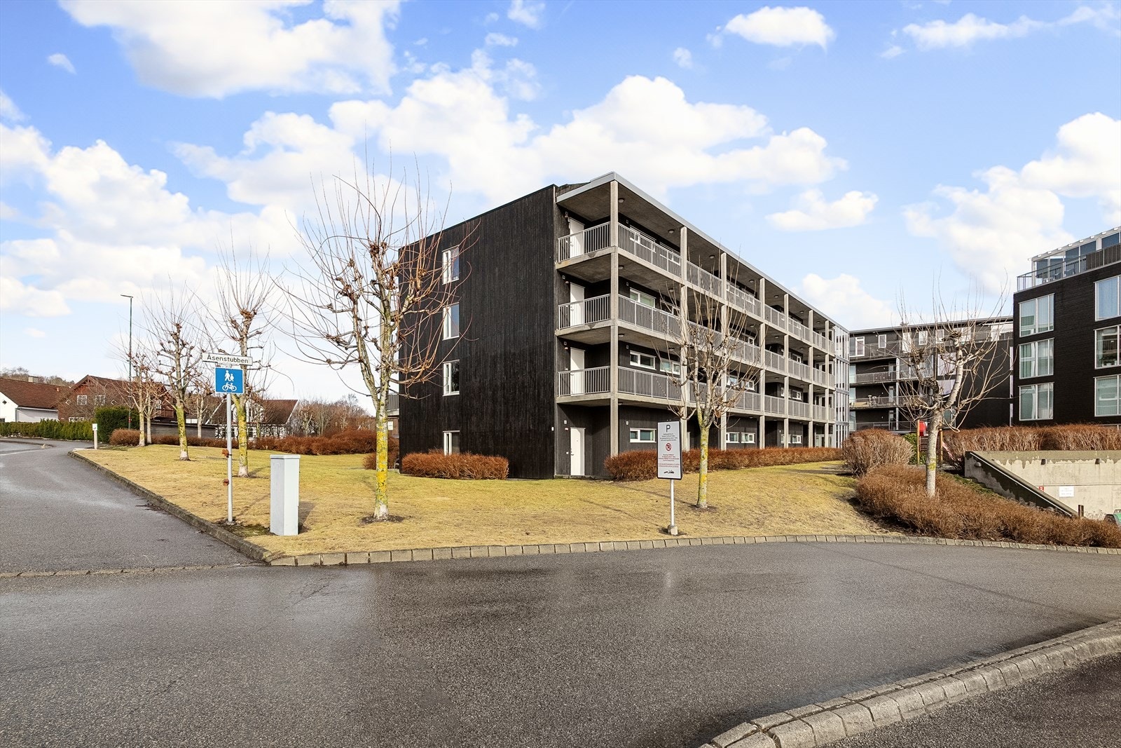 Borettslaget har pent opparbeidede fellesområder. Gjesteparkeringer like ved og egen plass til å vaske bil ved garasjeport. Galleribilde