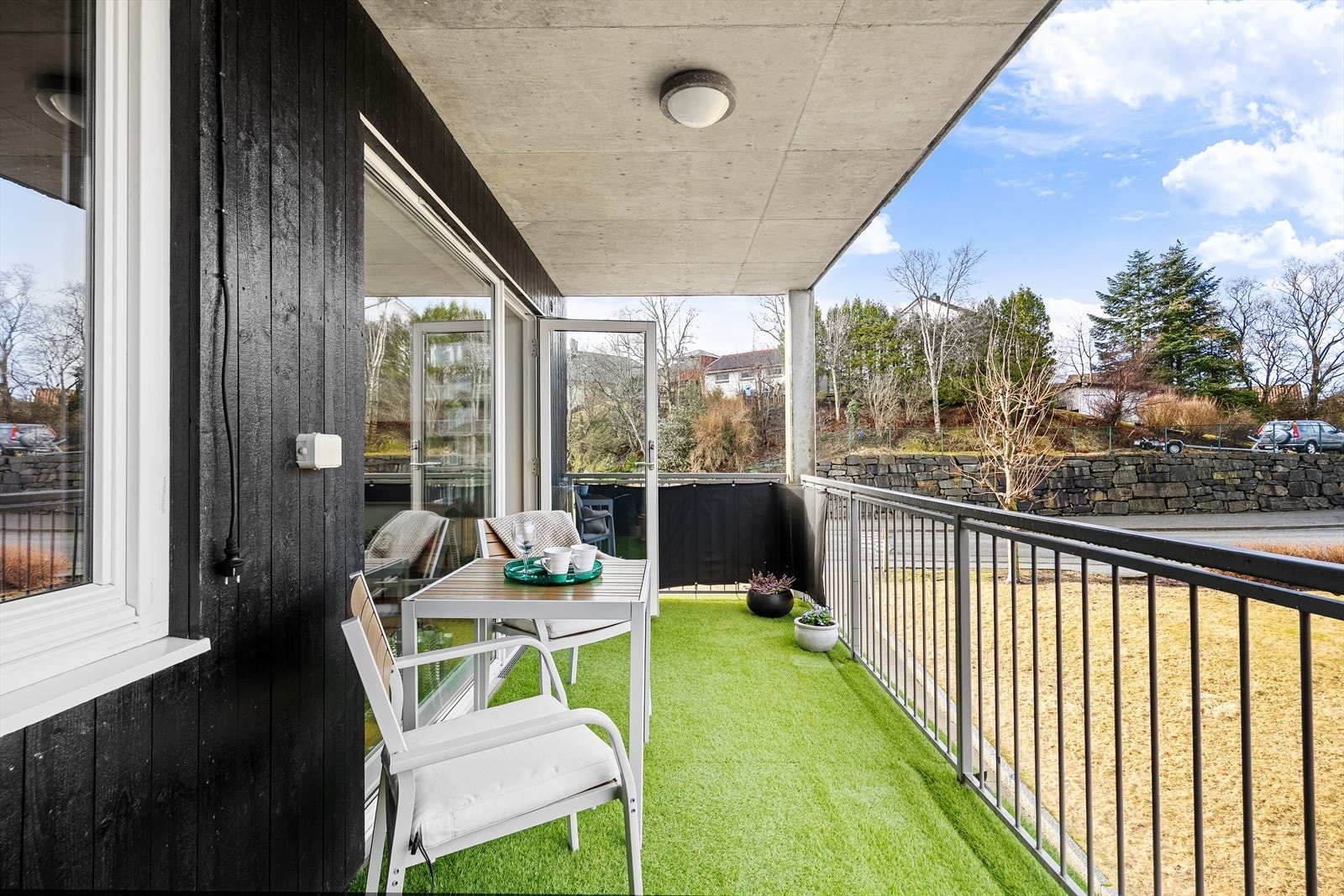 Overbygget tak, som øker bruksområde på balkongen. Galleribilde