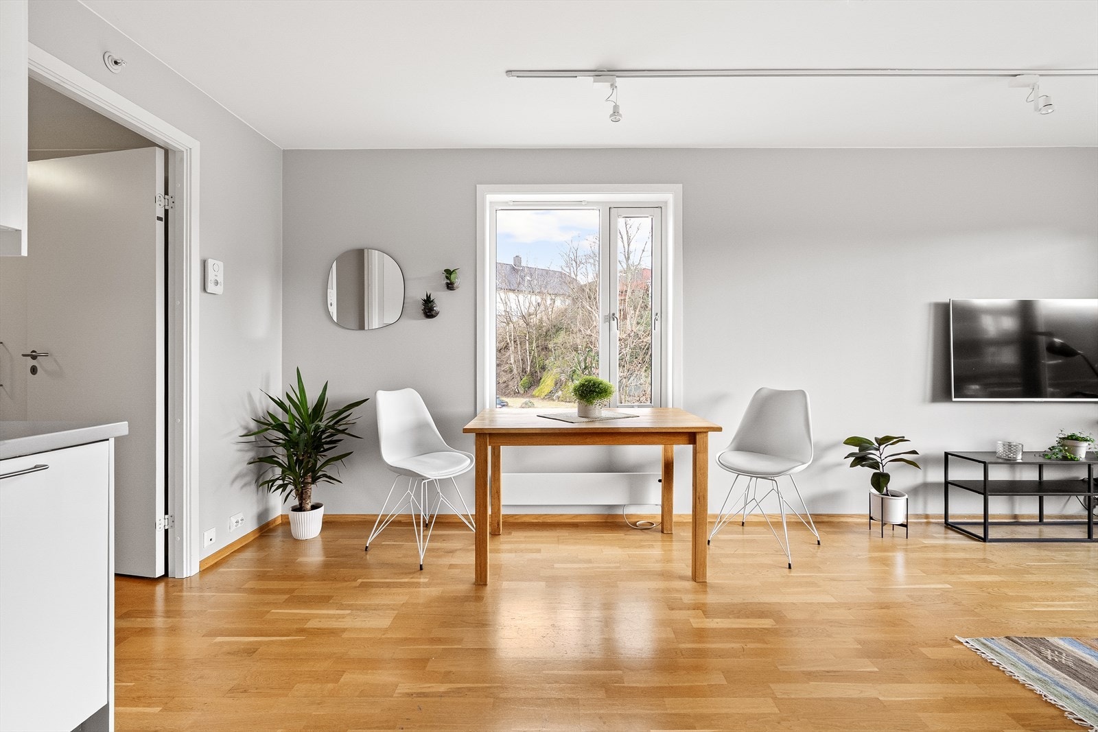 God plass til spisebord ved kjøkken med godt lysinnslipp. Galleribilde