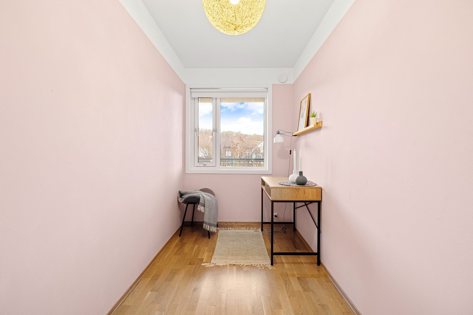 Soverom 2 med plass til seng og garderobeskap. Galleribilde