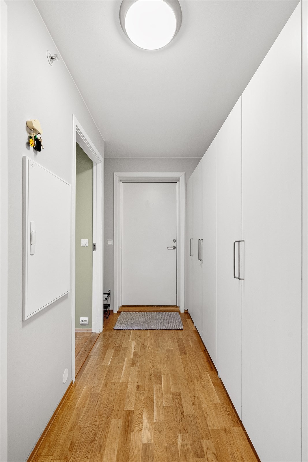 God lagringsplass i garderobeskap. Galleribilde