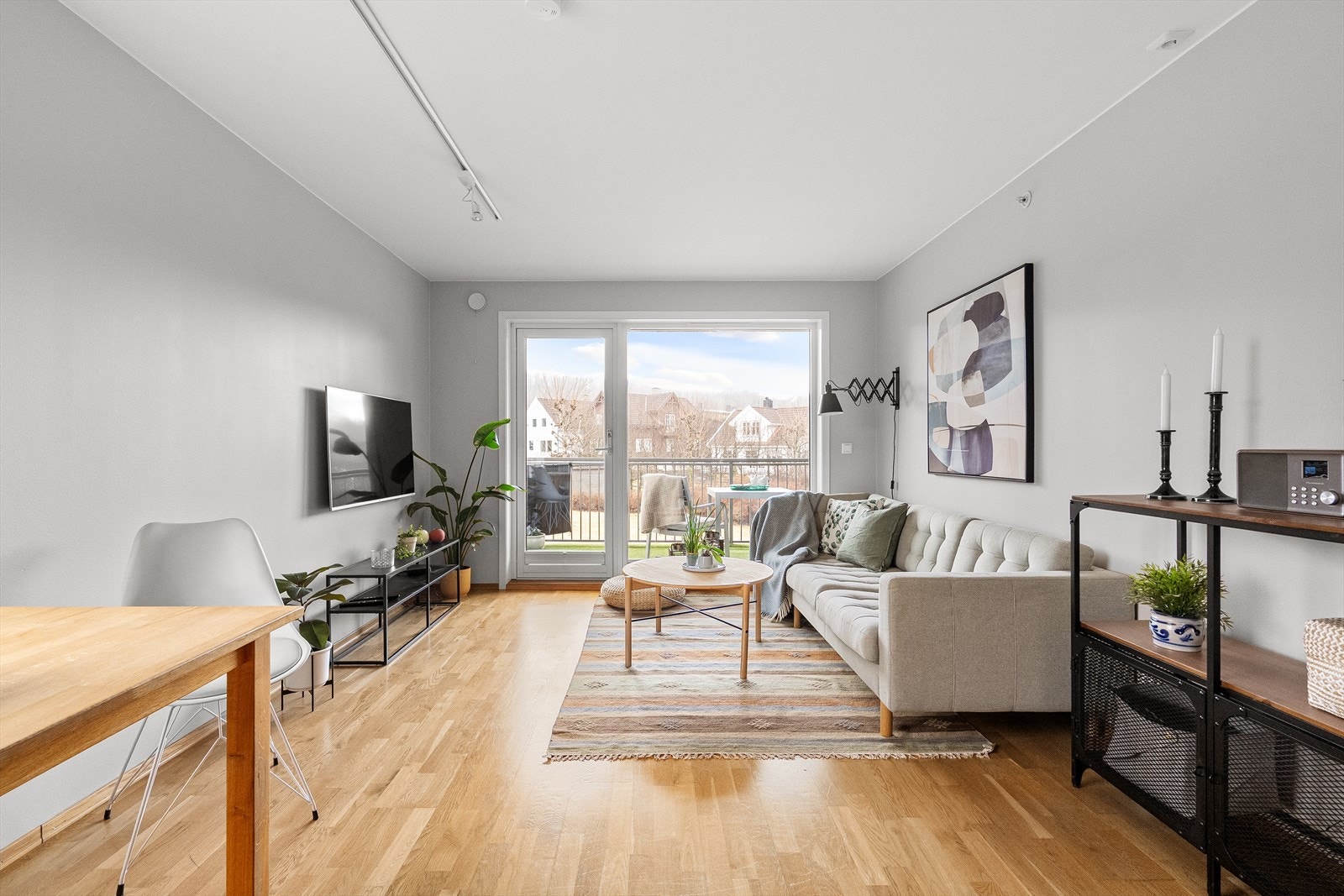 Luftig romfølelse med god plass til flere alternativer for møblering. Galleribilde