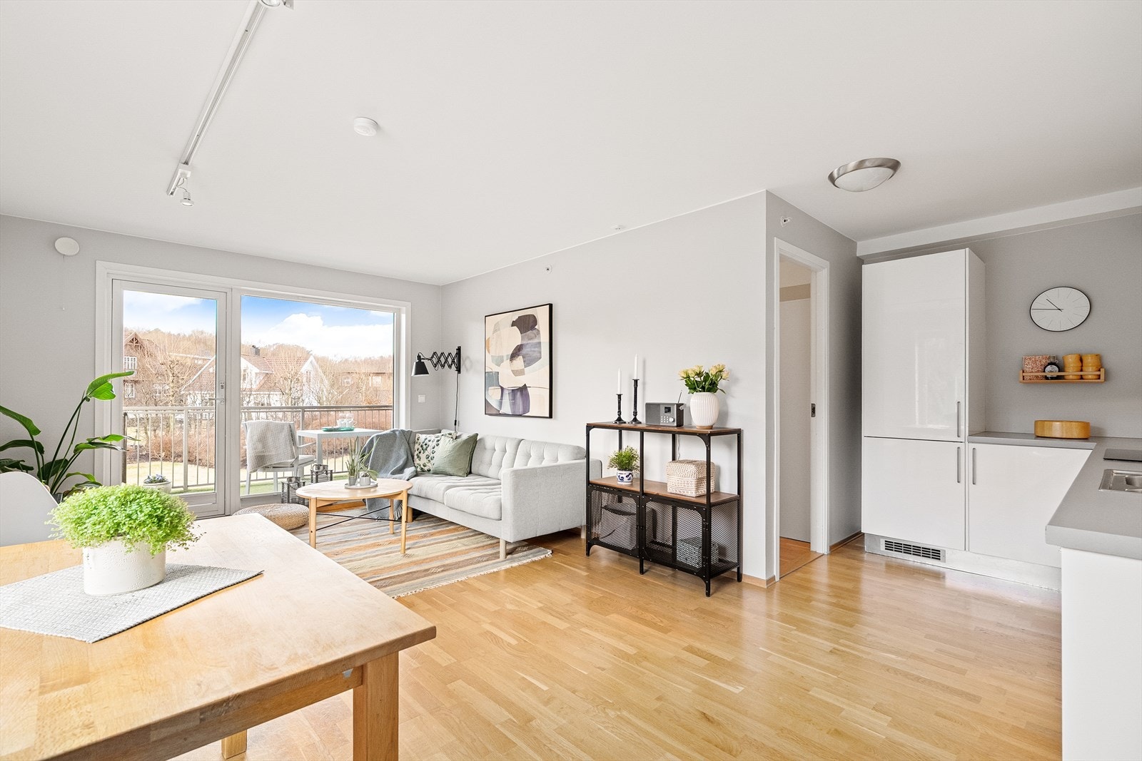 Store vindusflater i flere retninger bidrar til mye naturlig lys og en god romfølelse. Galleribilde