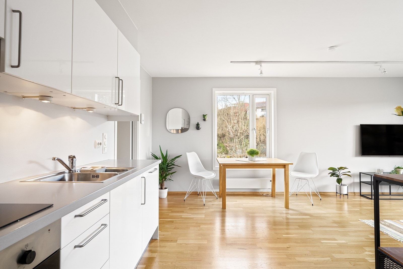 Den åpne planløsningen gjør det enkelt å underholde middagsgjestene under matlagingen. Galleribilde