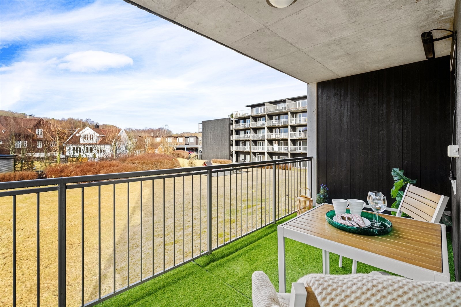 Fra stuen har man tilkomst til solrik balkong med utsikt mot grøntområder. Galleribilde