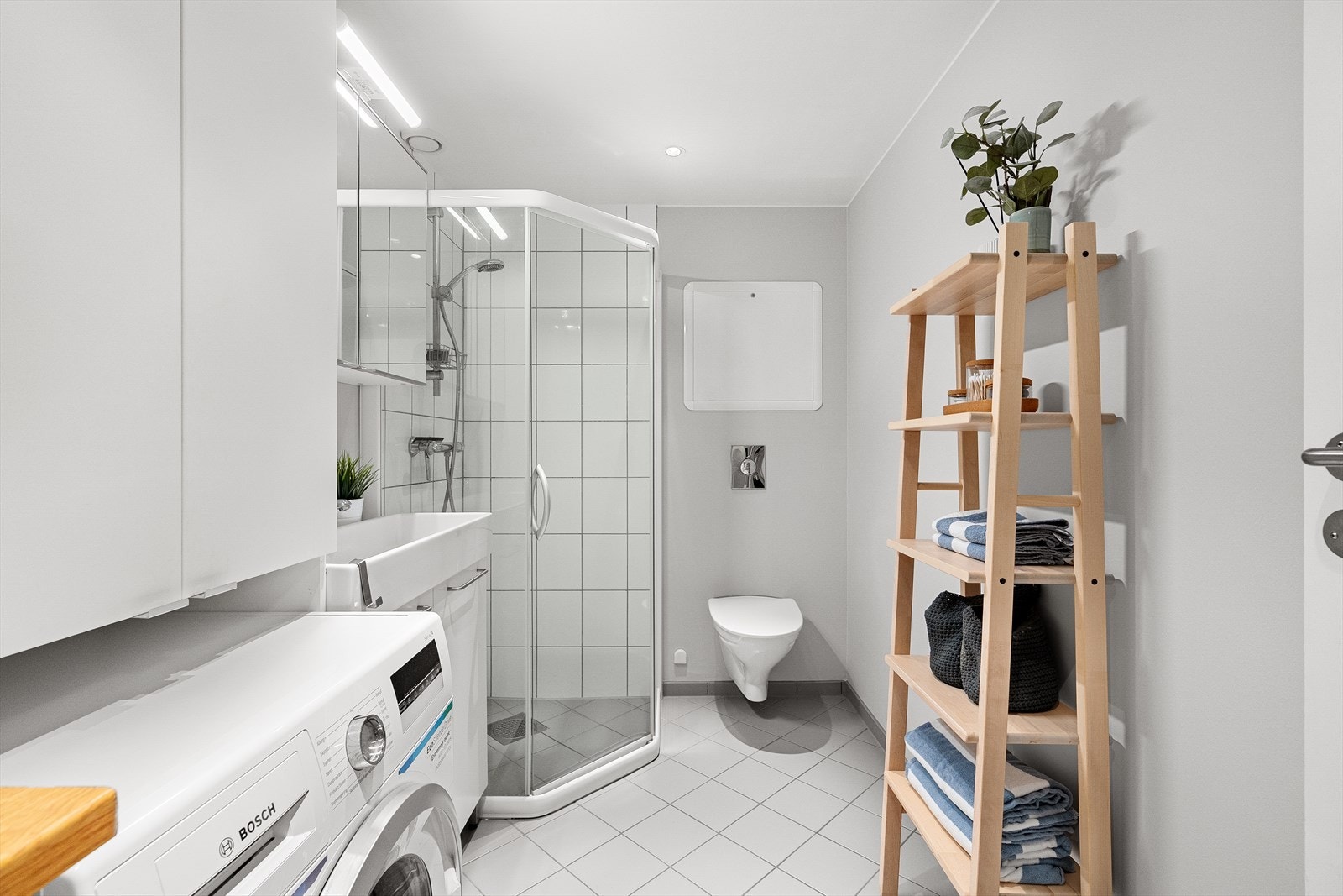 Fint bad med moderne innredning, flis i dusjsone og på gulv. Varmekabler i gulv og spotter i tak. Galleribilde